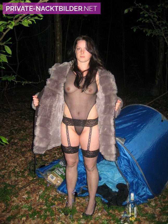 Erotisches Nacktbild Beim Zelten Campingplatz Reizwaesche Frau 1