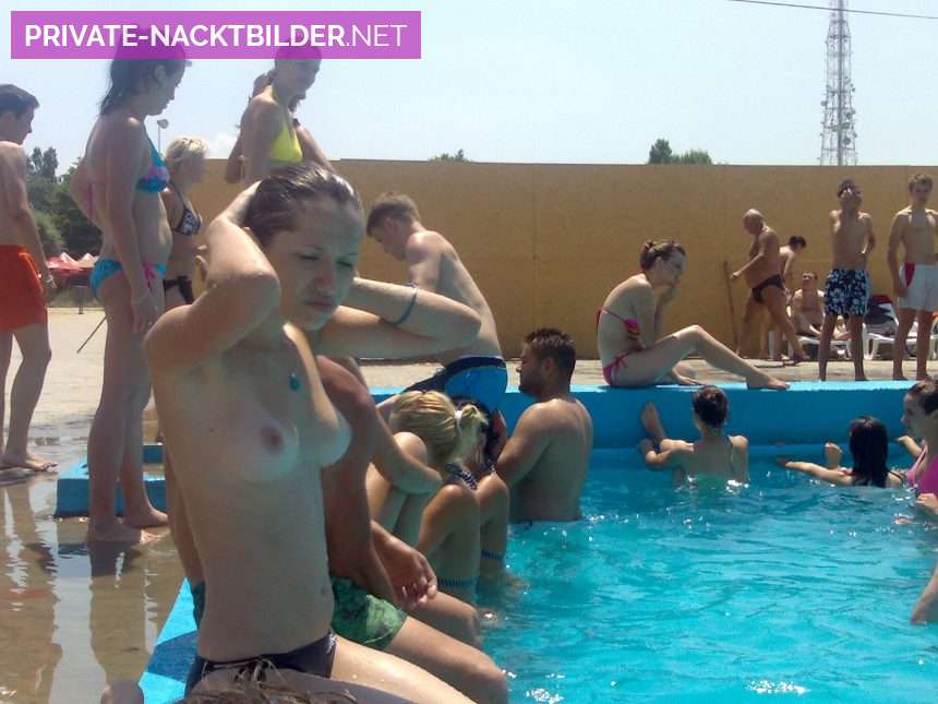 Freundin Ohne Oberteil Im Schwimmbad Public Nudity Flashing Nackt Im Schwimmbad